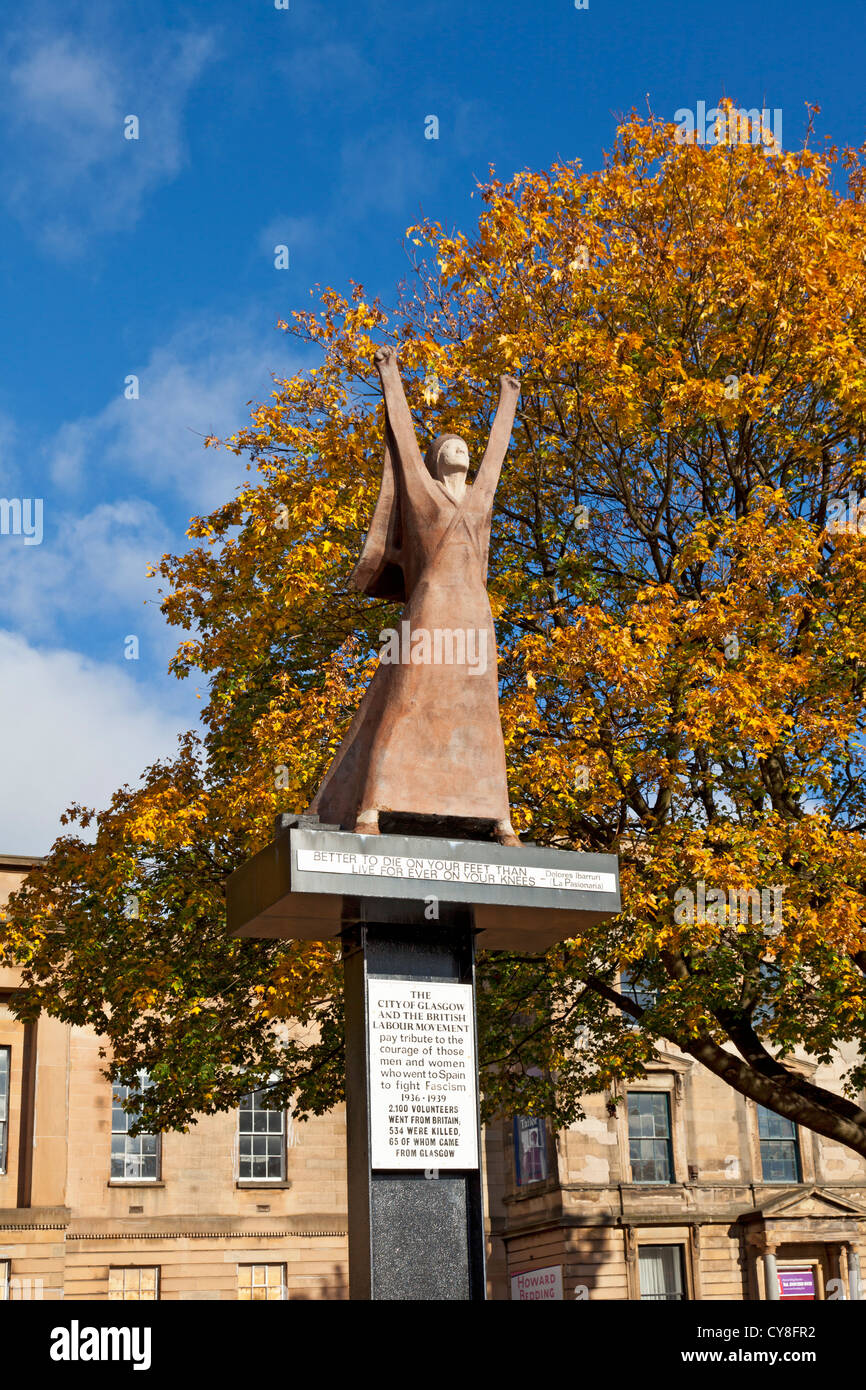 Lackierte GFK Statue 1979 von Dolores Ibárruri, La Pasionaria, von Arthur Dooley, am Clyde Street, Central Glasgow stilisiert. Stockfoto