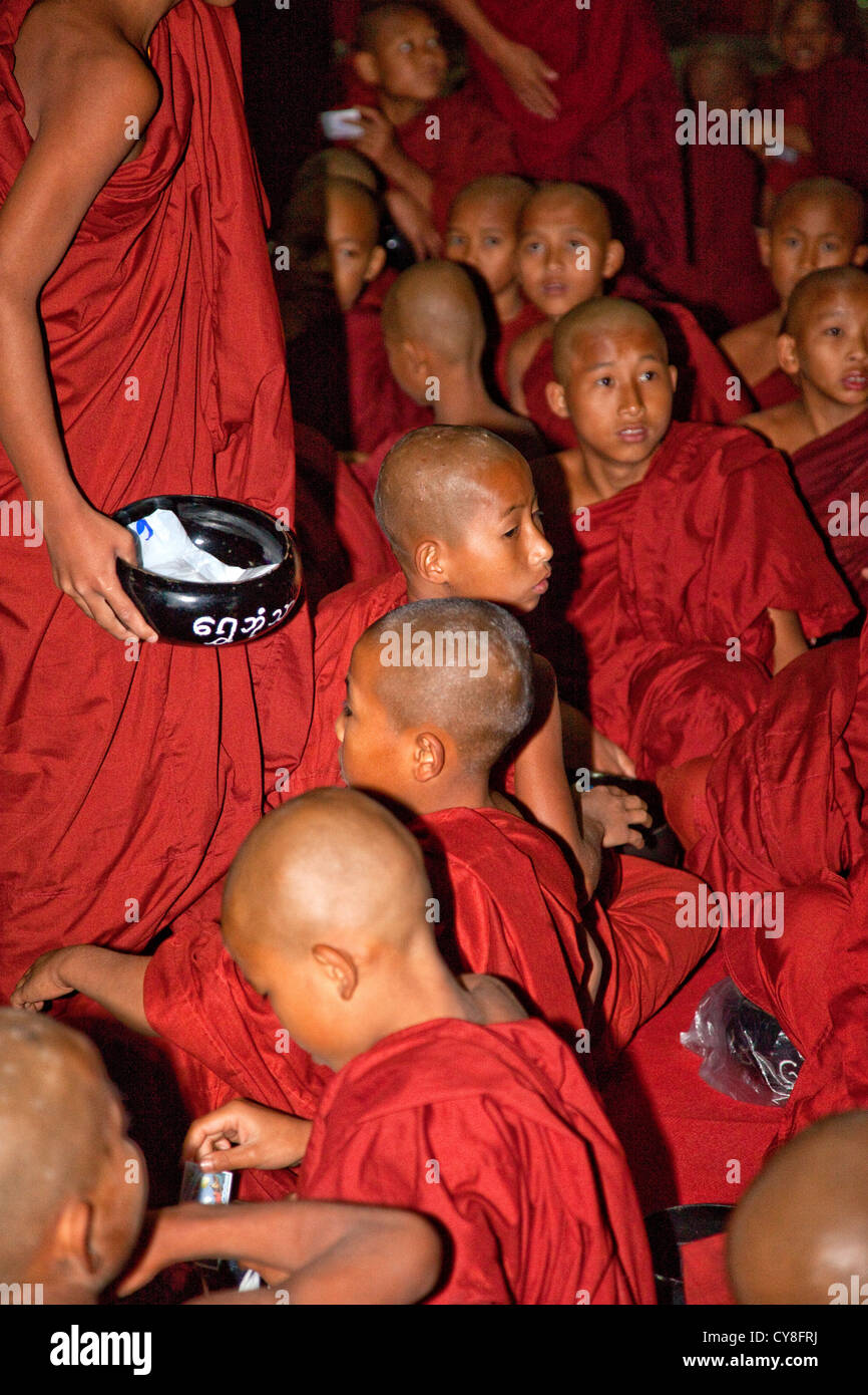 Myanmar, Burma. Junge buddhistische Mönche warten auf eine Zeremonie zu beginnen, Alodaw Pauk Pagode, Nampan Dorf, Inle-See, staatliche Shan. Stockfoto