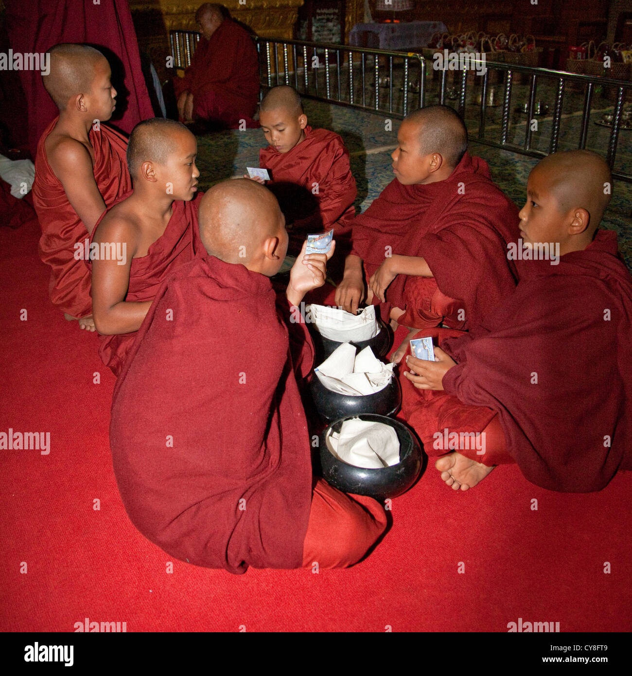 Myanmar, Burma. Junge buddhistische Mönche warten auf eine Zeremonie zu beginnen, Alodaw Pauk Pagode, Nampan Dorf, Inle-See, staatliche Shan. Stockfoto