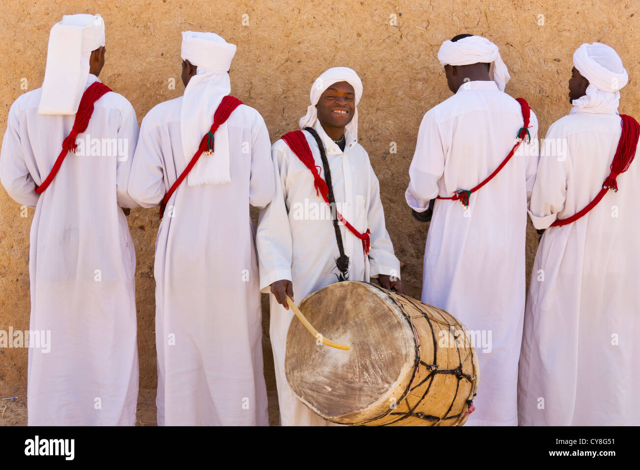 Musiker spielen Drumi, Marokko Stockfoto