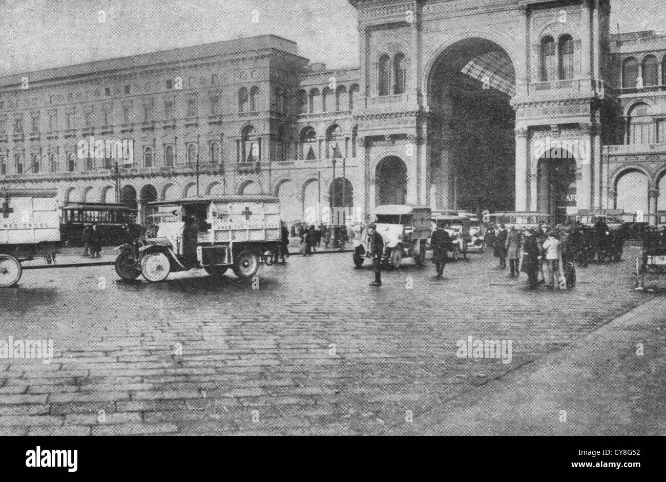 Der triumphale Einzug in Mailand - amerikanische Krankenwagen kommen in Italien ein paar Tage nach der USA Kriegserklärung an Österreich - World War I Stockfoto