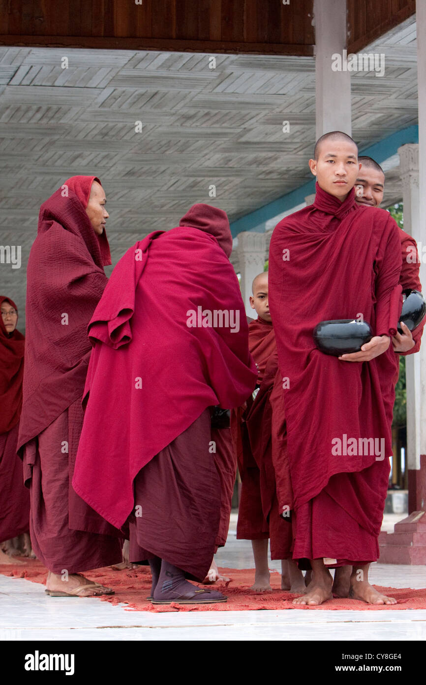 Myanmar, Burma. Birmanischen buddhistischen Mönche warten auf Board-Boot auf dem Weg zur Zeremonie und Alodaw Pauk Pagode, Inle-See, Shan-Staat. Stockfoto