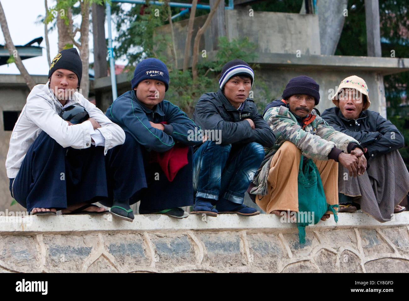 Myanmar, Burma. Fünf junge burmesische Männer, Nampan Dorf, Inle-See, Shan-Staat. Stockfoto