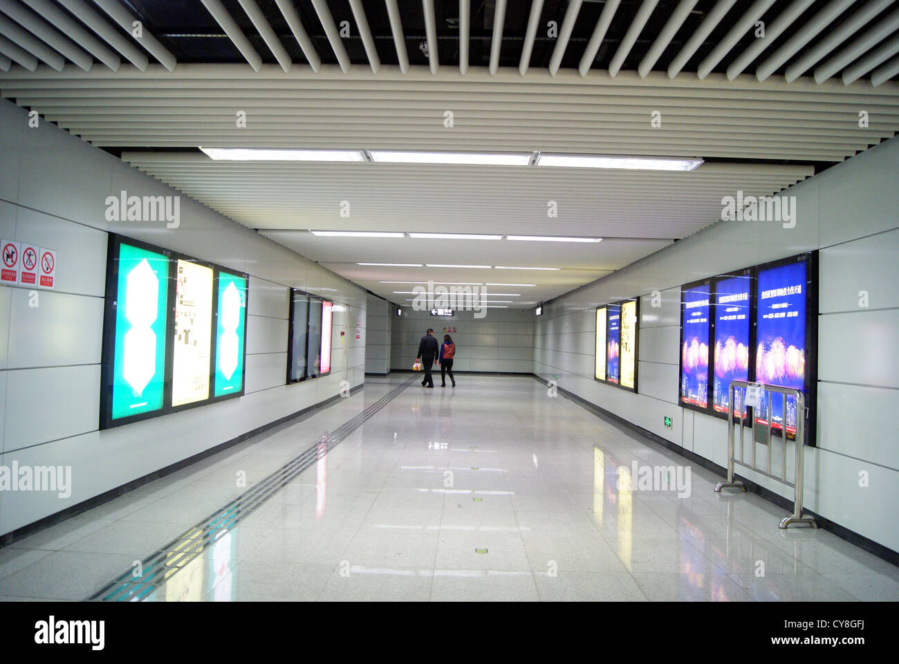 U-Bahn-Station und u-Bahn Station Kanal in Shenzhen, China Stockfoto