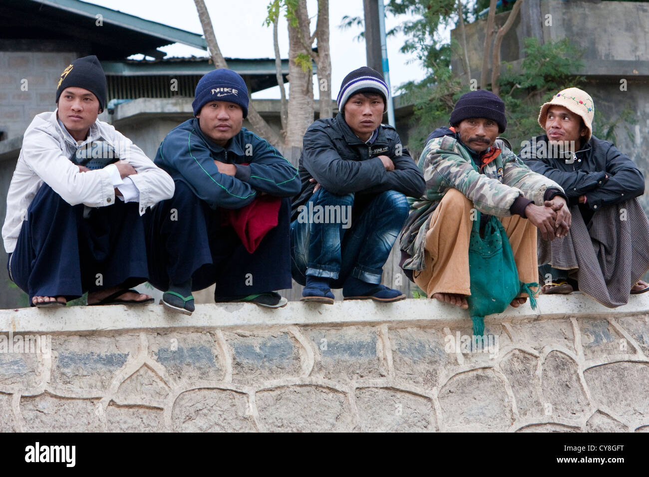 Myanmar, Burma. Fünf junge burmesische Männer, Nampan Dorf, Inle-See, Shan-Staat. Stockfoto