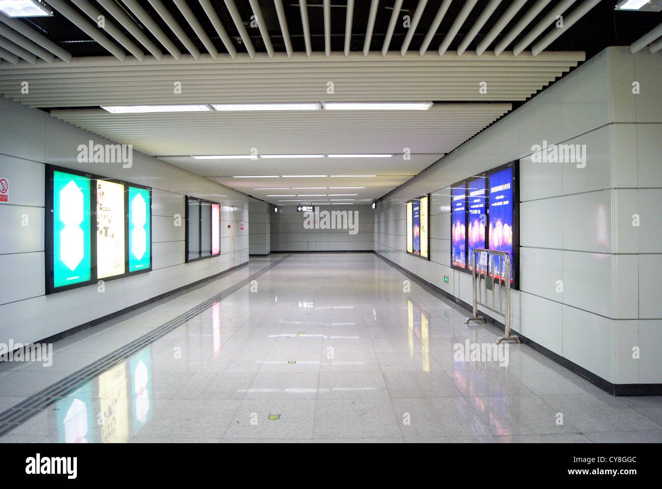 U-Bahn-Station und u-Bahn Station Kanal in Shenzhen, China Stockfoto