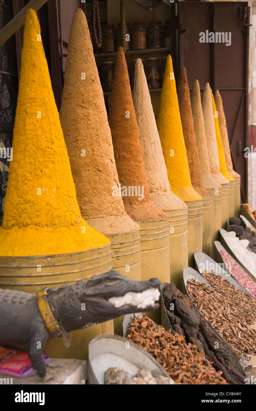 Verkauf von Gewürzen in der alten Medina, Marrakesch, Marokko Stockfoto