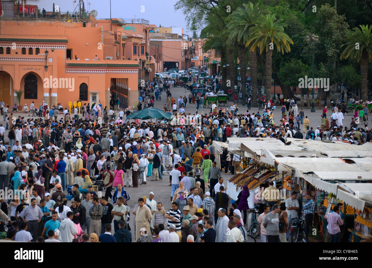 Blick auf die Straße in der alten Medina, Marrakesch, Marokko Stockfoto