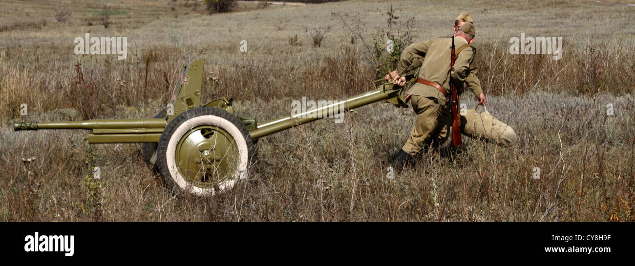 Männer in Uniform, die sowjetische Soldaten von geschleift, Feld 45 mm Kanone Stockfoto
