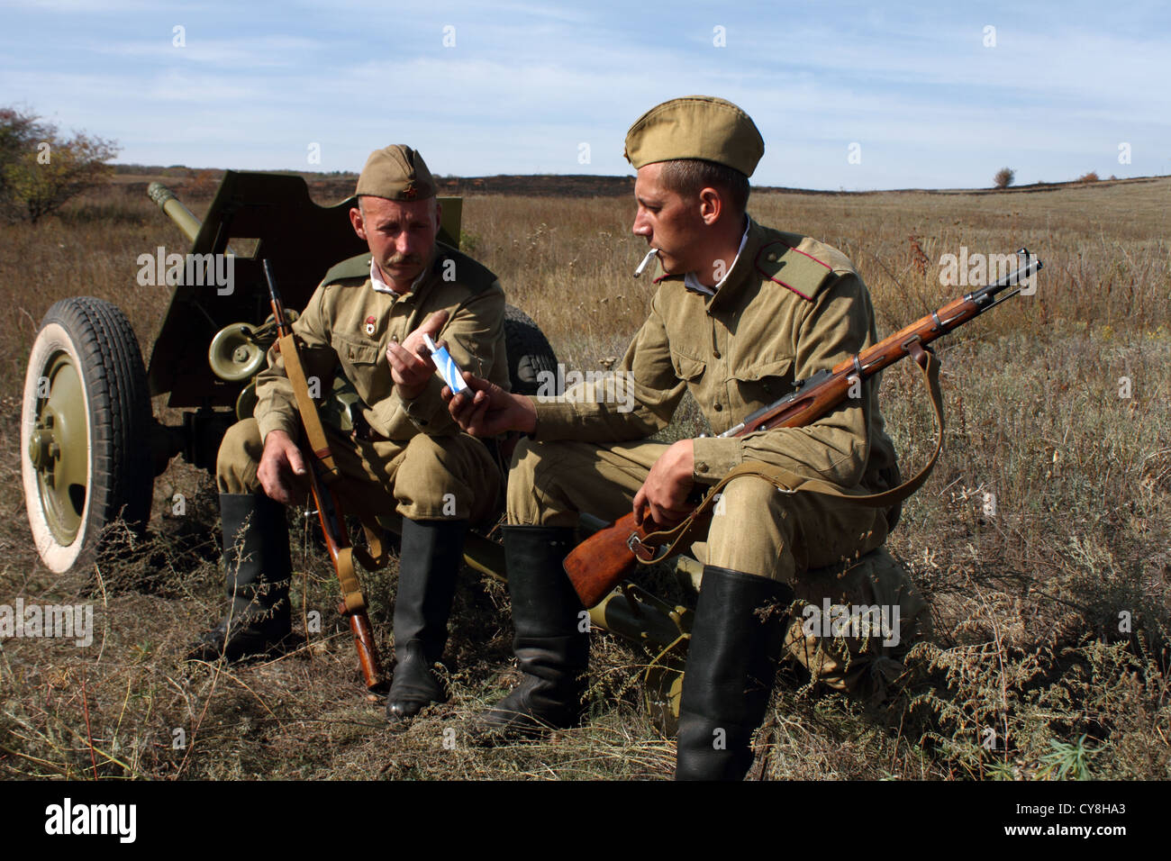 zwei Soldaten Raucher auf 45mm Kanone Stockfoto