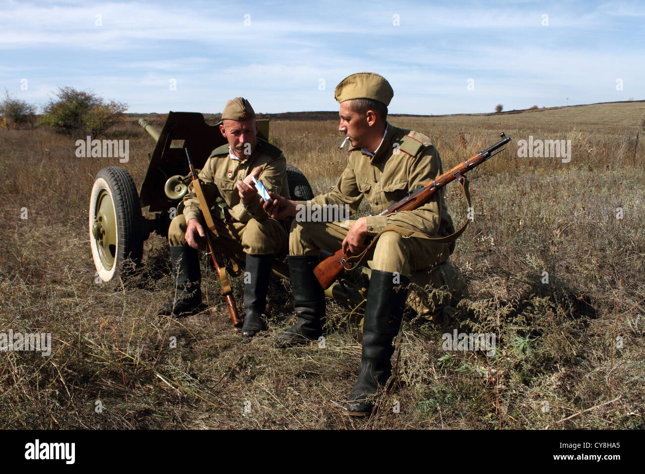 zwei Soldaten Raucher auf 45mm Kanone Stockfoto