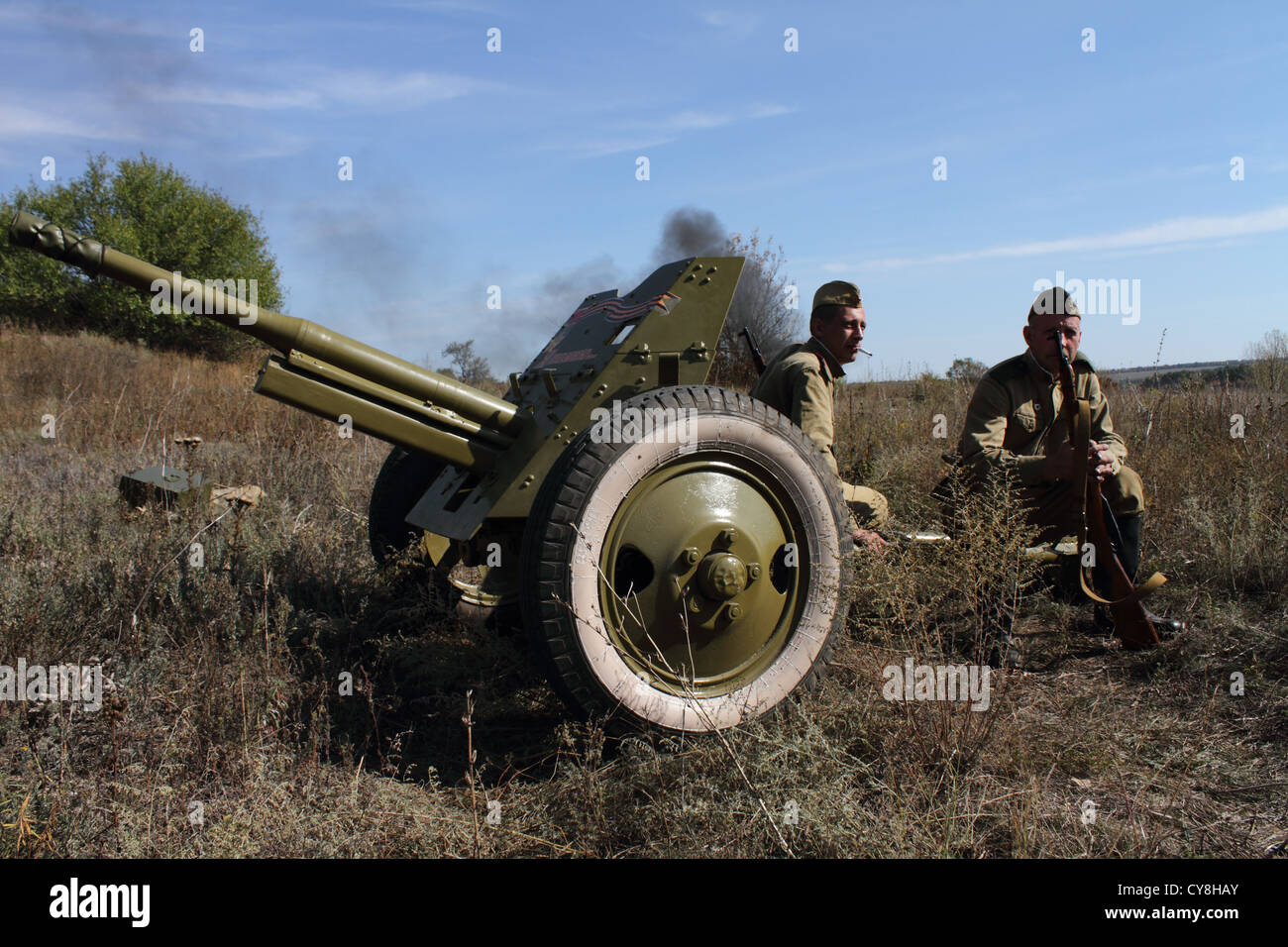 zwei Soldaten Raucher auf 45mm Kanone Stockfoto