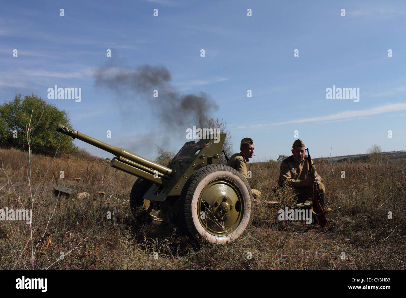 zwei Soldaten Raucher auf 45mm Kanone Stockfoto