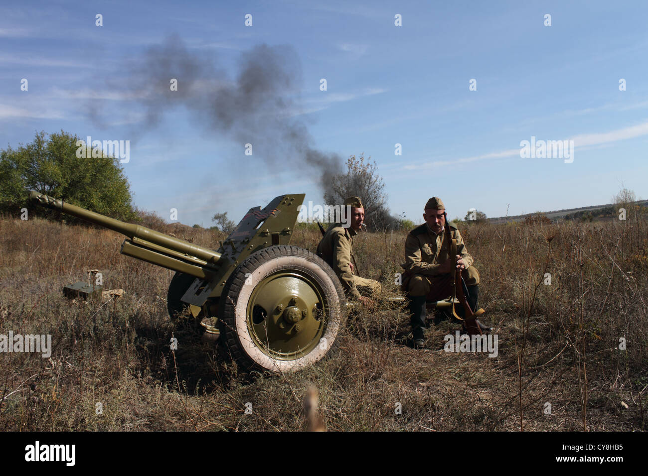 zwei Soldaten Raucher auf 45mm Kanone Stockfoto