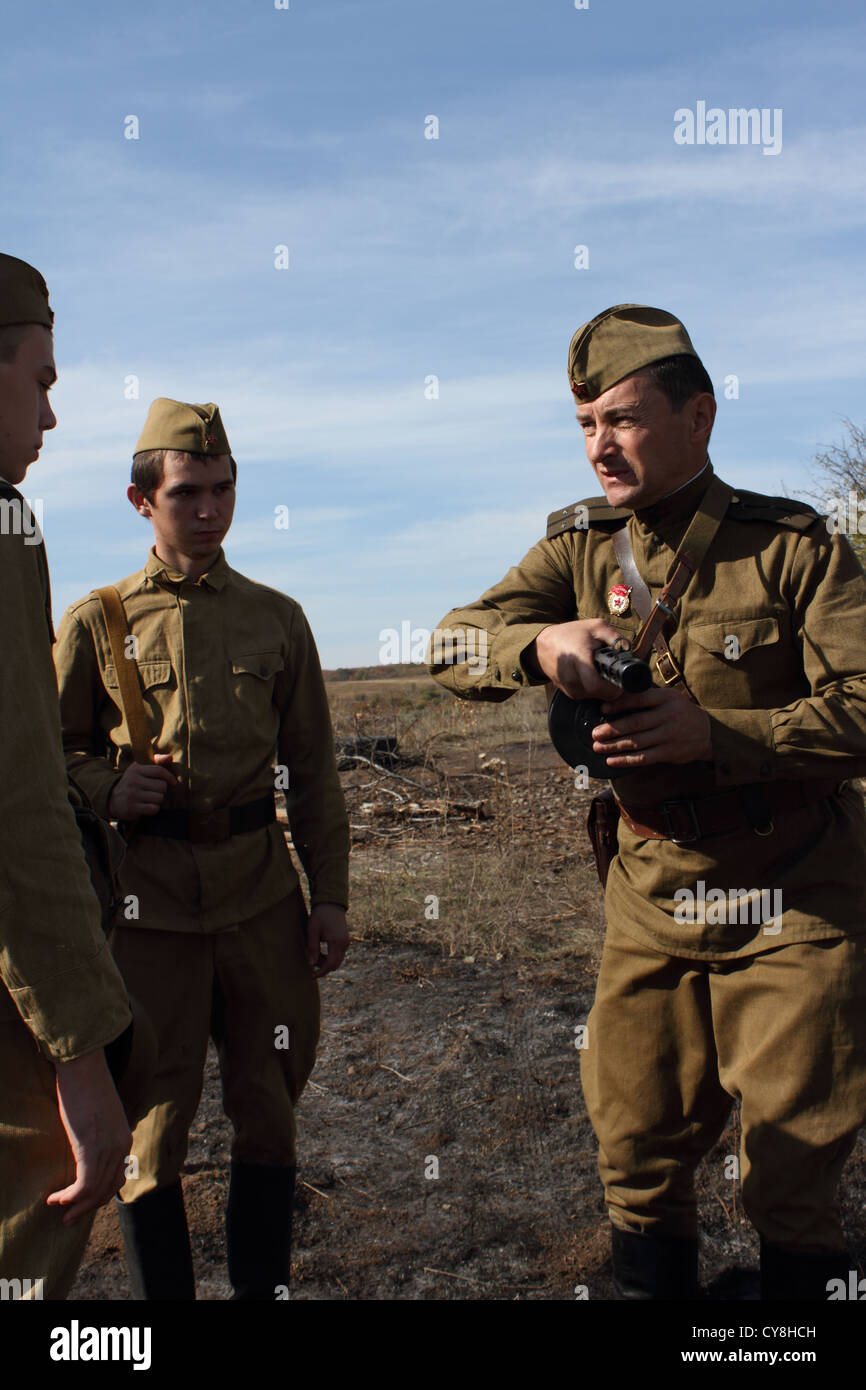 Mitglieder der 'Frontier' Geschichte Club trägt historische sowjetische uniform Stockfoto
