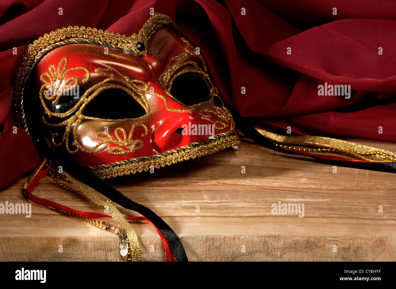 Stillleben mit venezianischen Karnevalsmaske. Stockfoto