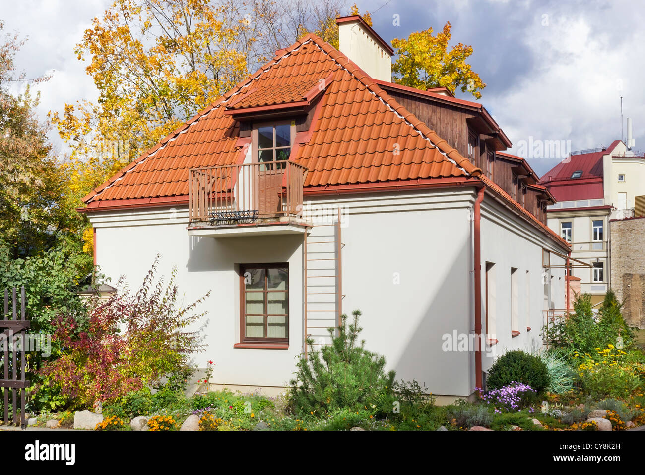 Ein Fragment einer einfachen gemeinfrei Masse alten europäischen Stadt. Roten Ziegeldächern, Wände, Fenster und Blumen. Stockfoto