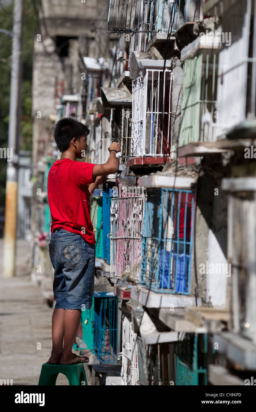 Kinder Grabsteine in Vorbereitung für alle Heiligen/Tag Seelen Reparatur, Carreta Friedhof, Cebu City, Philippinen Stockfoto