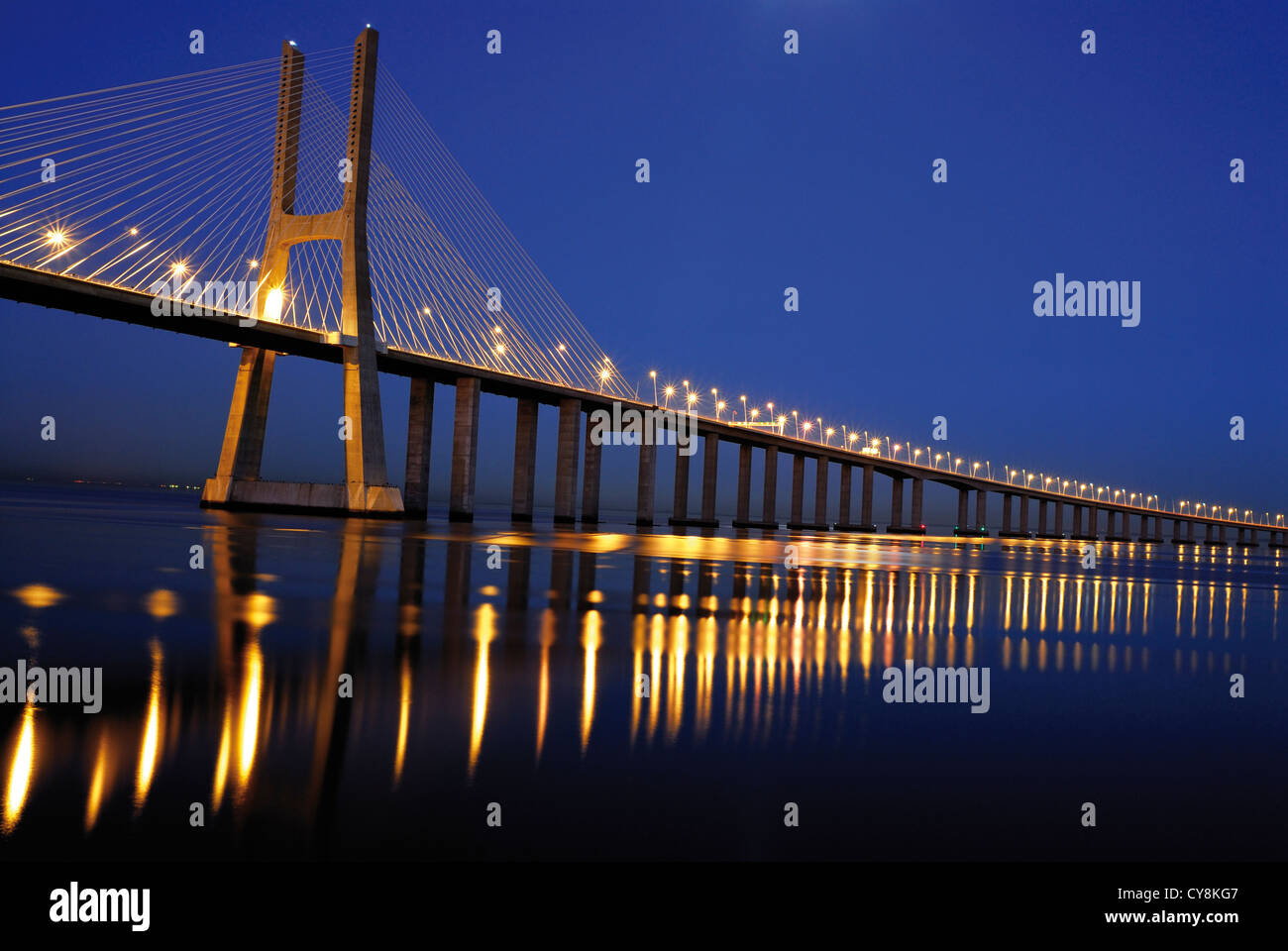 Portugal, Lissabon: Brücke Ponte Vasco da Gama bei Nacht Stockfoto