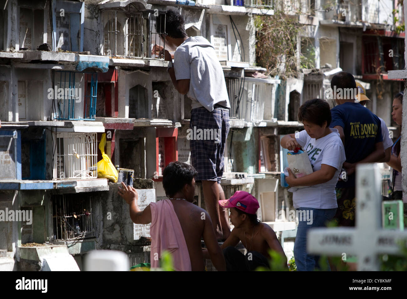 Gräber sind repariert und Inschriften in Vorbereitung für alle Heiligen/Ssouls Tag gestrichen, Carreta Friedhof, Cebu City, Philippinen Stockfoto