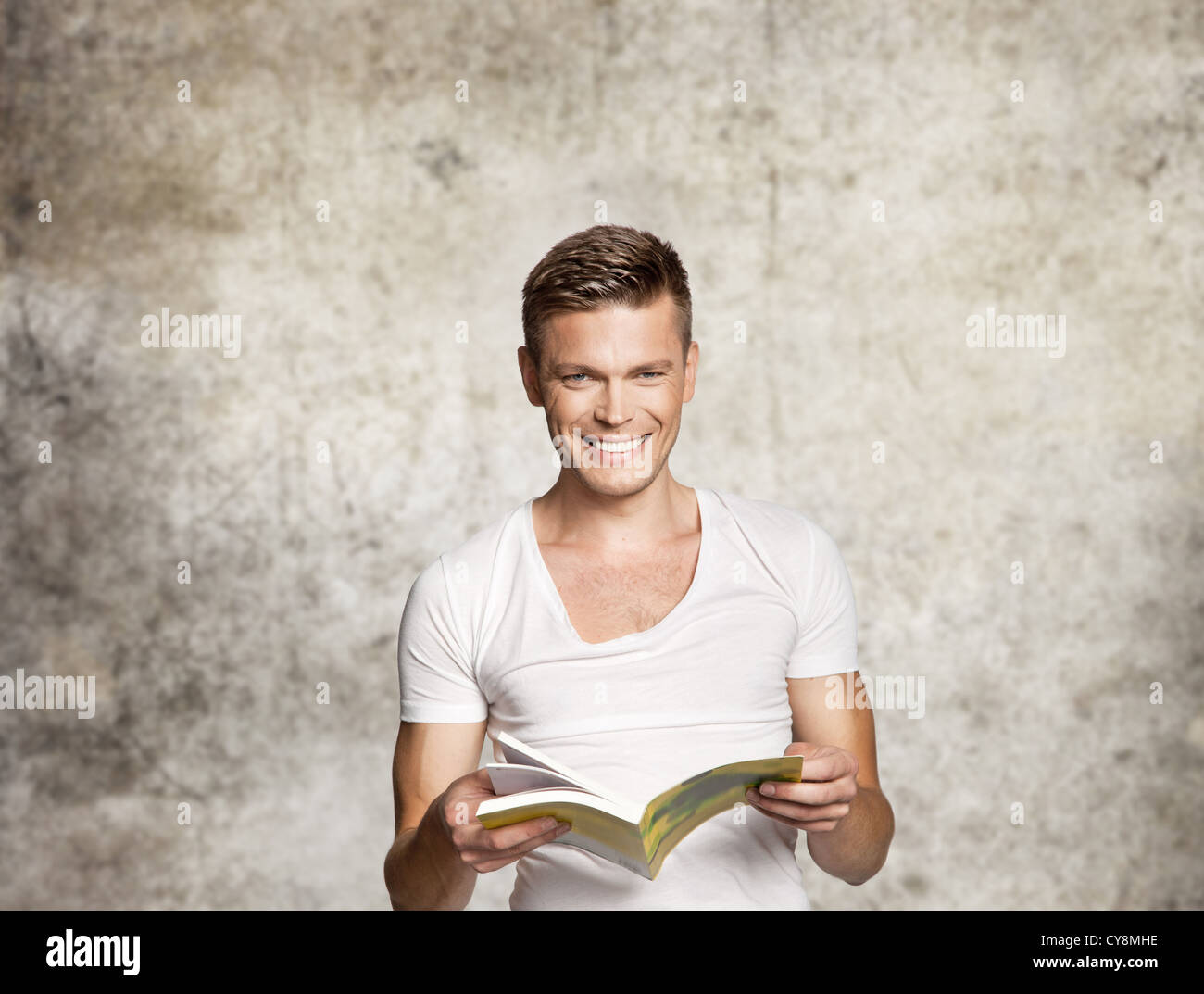 Porträt eines Mannes mit einem Buch Stockfoto
