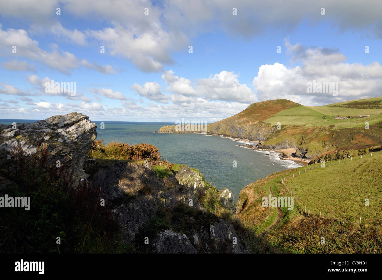 Blick auf Llangrannog und Cardigan Bay, Ceredigion, Wales, Großbritannien Stockfoto