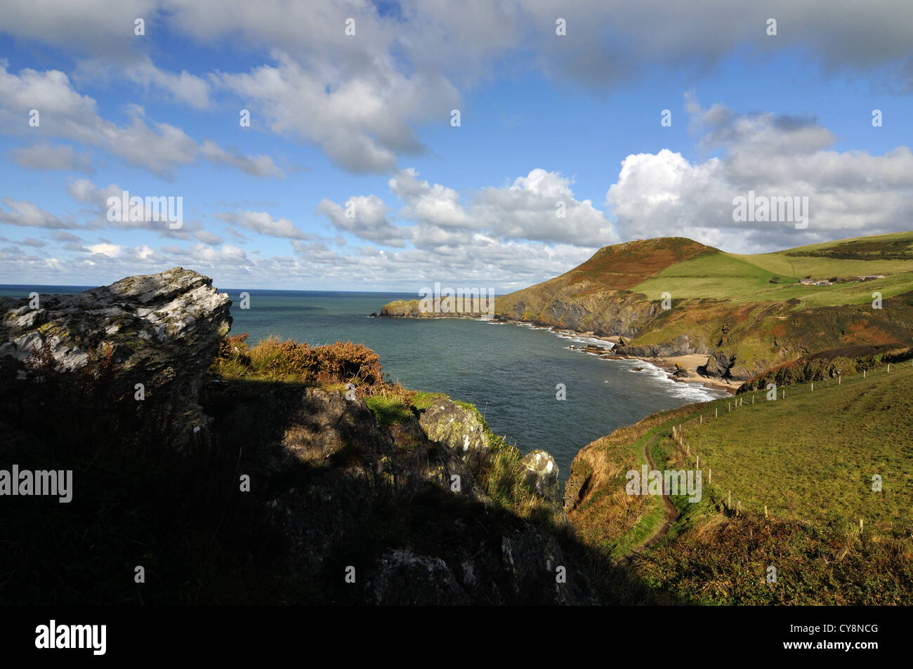 Blick auf Llangrannog und Cardigan Bay, Ceredigion, Wales, Großbritannien Stockfoto