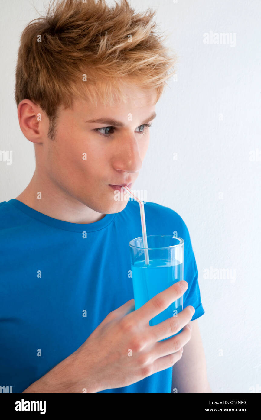 Junger Mann blaue Limonade zu trinken. Stockfoto