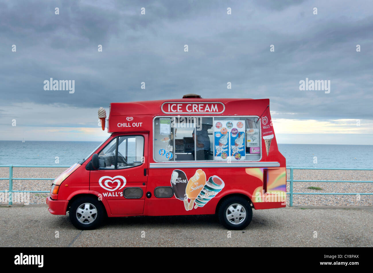 Ein Eiswagen am Strand von Brighton, East Sussex. Stockfoto