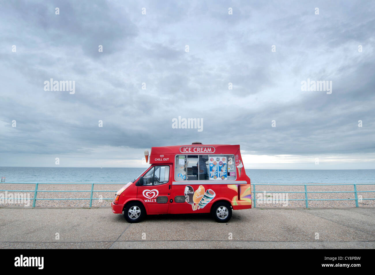 Ein Eiswagen am Strand von Brighton, East Sussex. Stockfoto