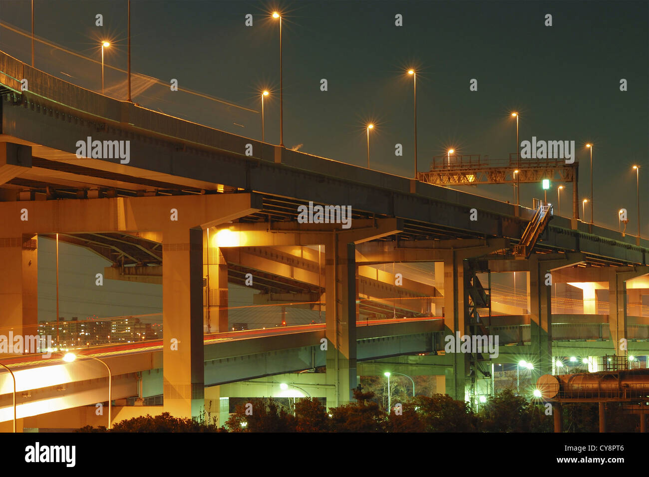 Nachtbeleuchtung auf die moderne aufgehängt Autobahn in Tokio, Japan Stockfoto