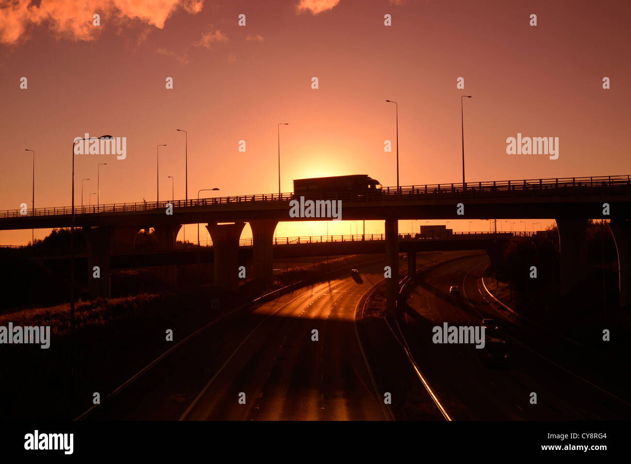 LKW unterwegs Holmfield Junction verbindet die Autobahnen A1 M1 und M62 bei Sonnenuntergang Leeds Yorkshire UK Stockfoto