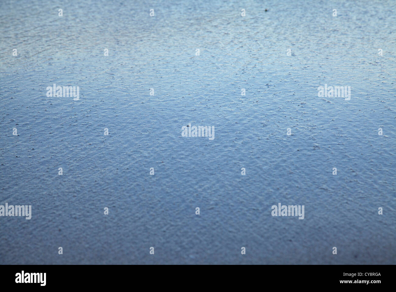 Regentropfen schlagen Wasserfläche, full-frame Stockfoto