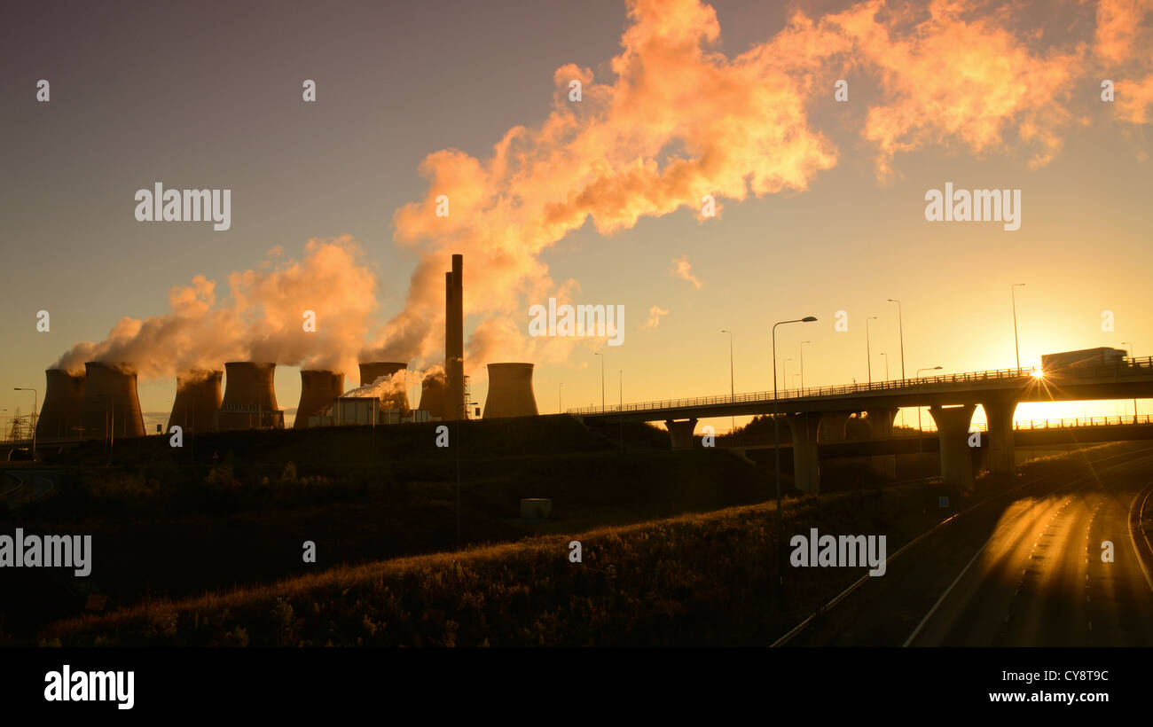 Ferrybridge Kohle betriebene Kraftwerk bei Sonnenaufgang durch Holmfield Kreuzung Verknüpfung der Autobahnen M1 und M62 Yorkshire UK Stockfoto