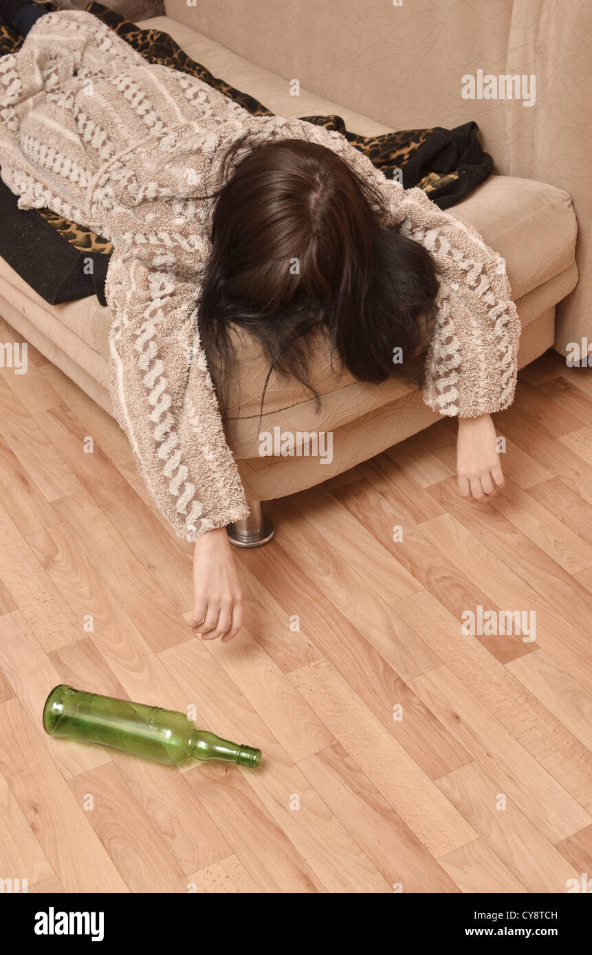betrunken Frau schläft auf dem sofa Stockfoto