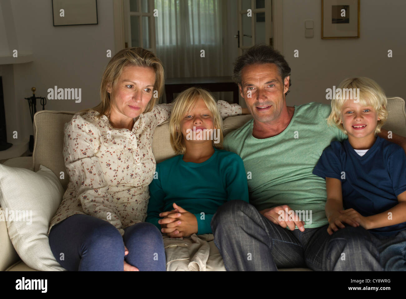Familie zusammen auf Sofa, sitzen vor dem Fernseher Stockfoto