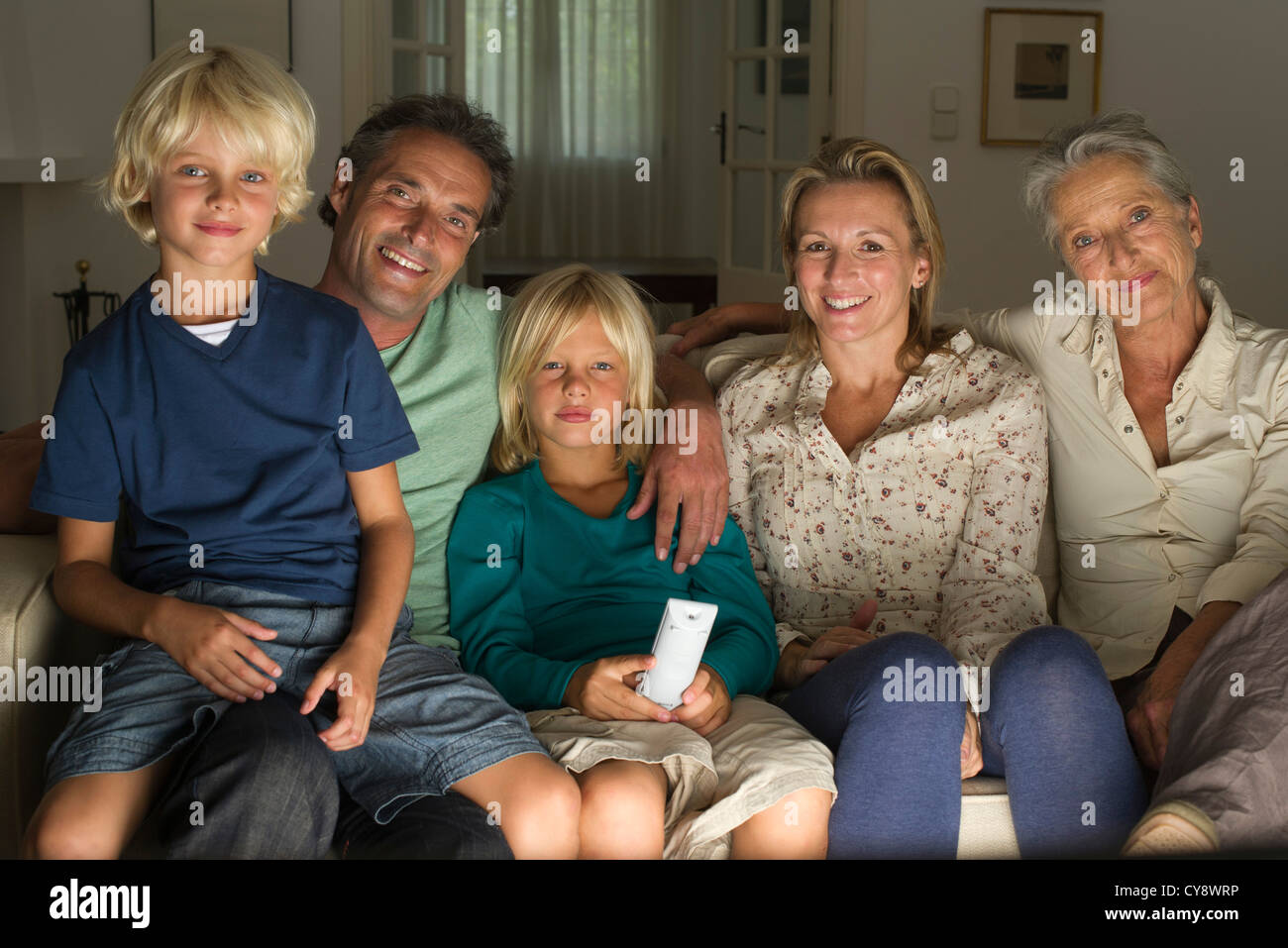 -Mehrgenerationen watching TV zusammen, Familienporträt Stockfoto