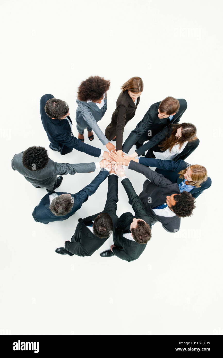 Geschäftspartnern stehen im Kreis mit den Händen umklammert in motivierende Übung Stockfoto