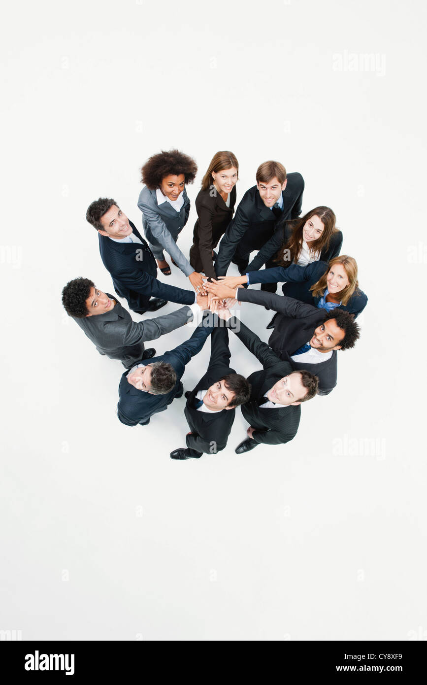Geschäftspartnern stehen im Kreis mit den Händen umklammert in motivierende Übung Stockfoto