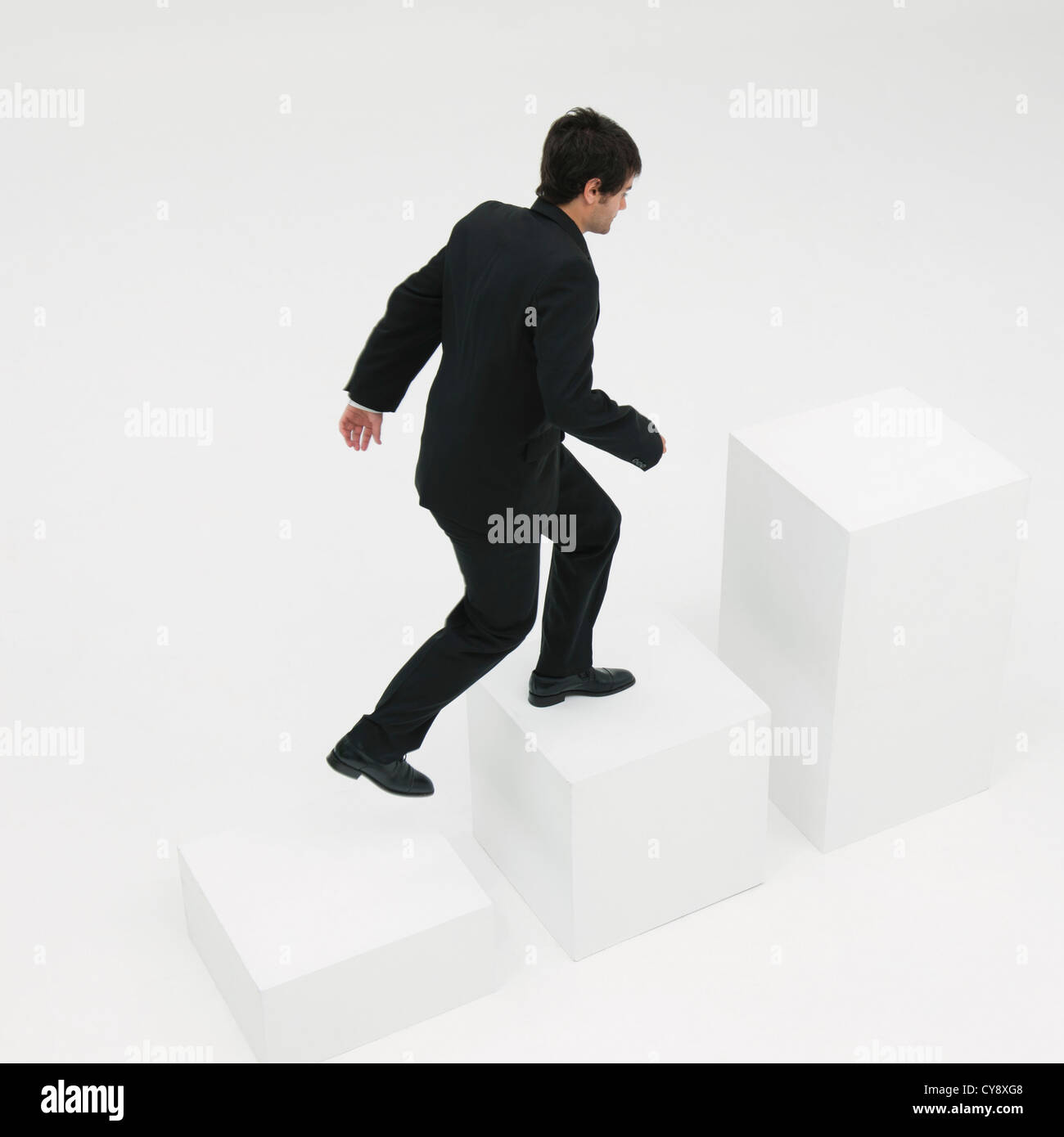 Geschäftsmann aufsteigenden Stufen Stockfoto