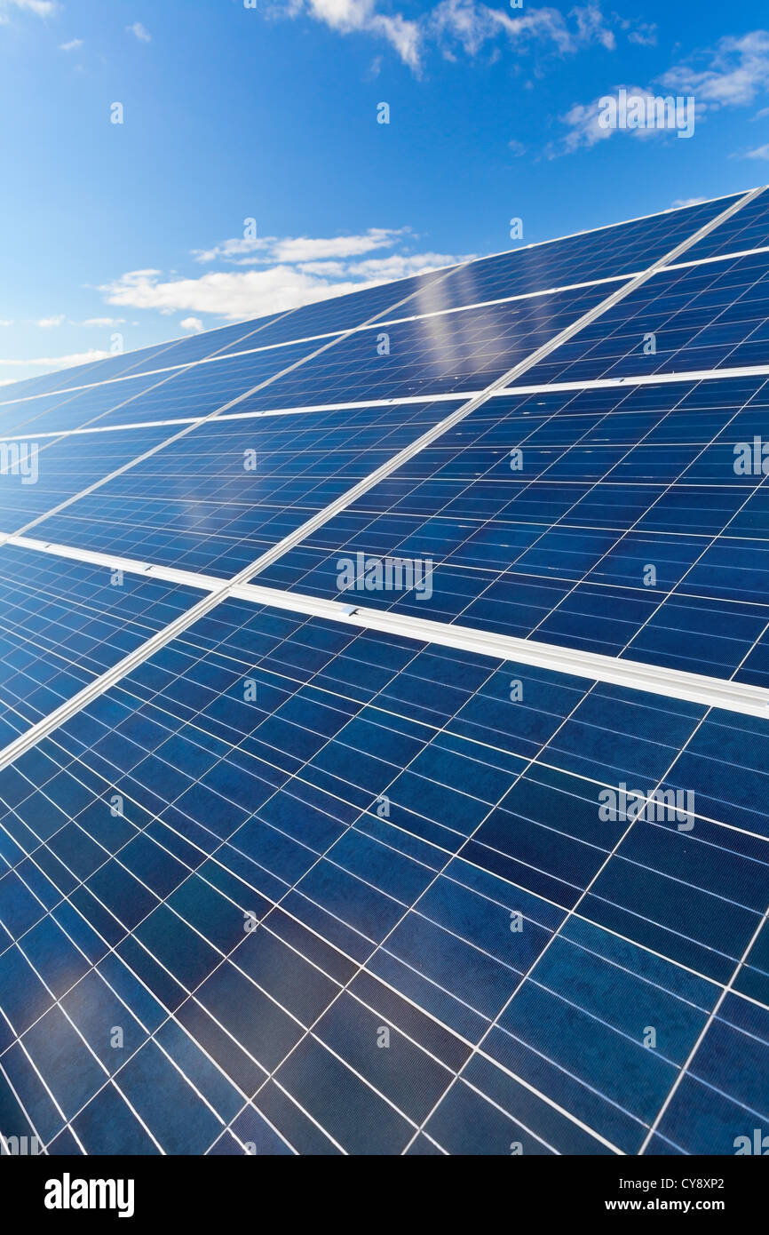 Solar Photovoltaik Paneele Feld für erneuerbare Energien mit blauen Himmel und Wolken Stockfoto