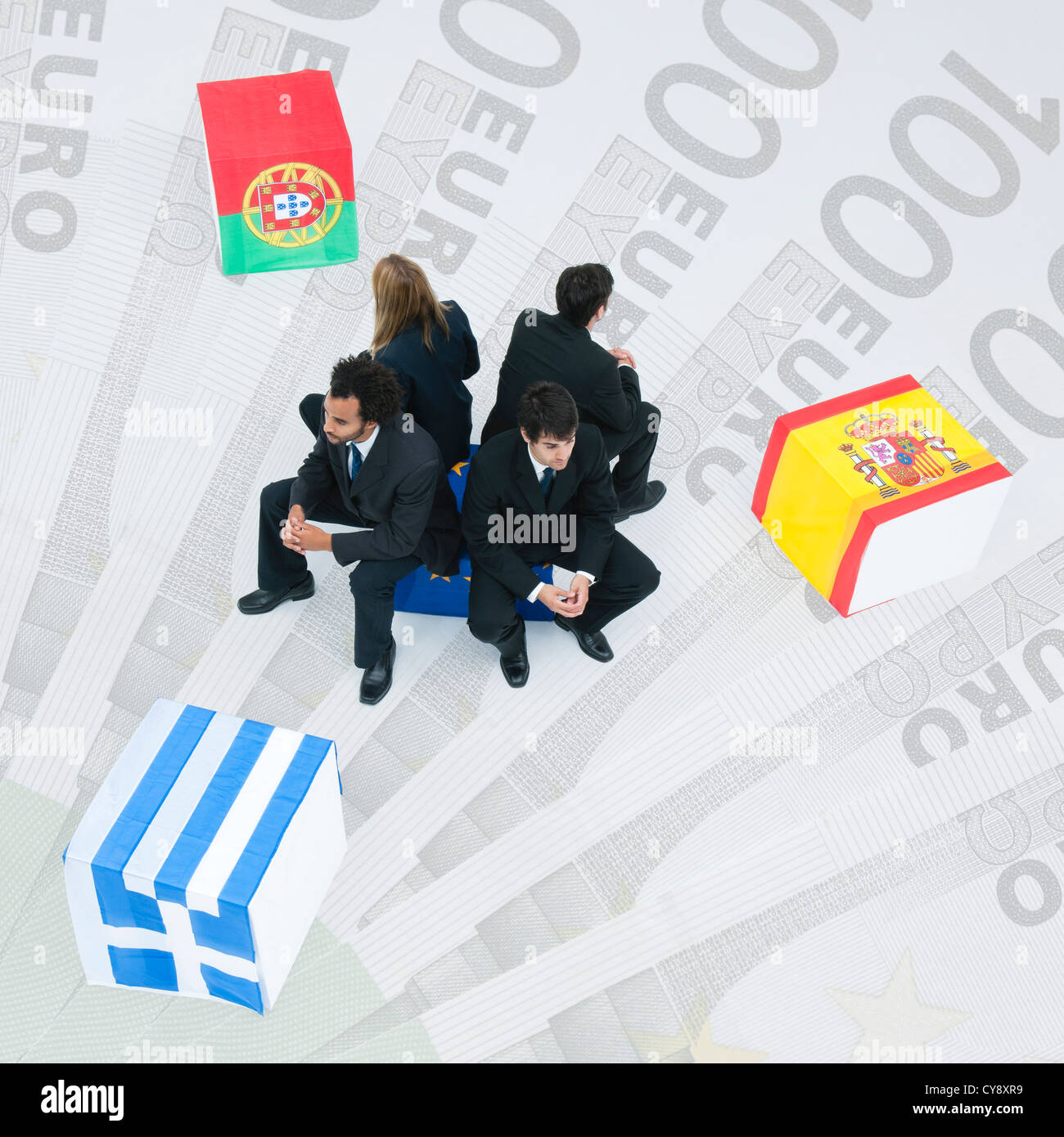 Reprentatives von Griechenland, Portugal und Spanien sitzen Rücken an Rücken auf EU-Flagge Stockfoto