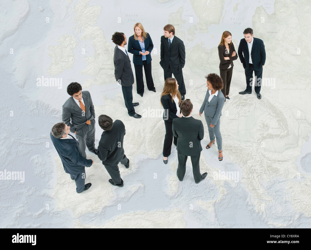 Führungskräfte im Chat auf der europäischen Landkarte stehend Stockfoto