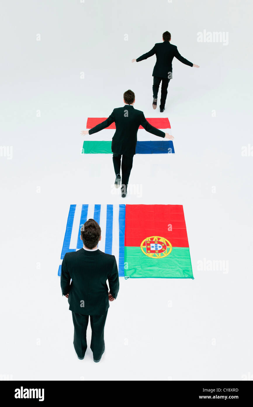 Geschäftsmann, Griechisch, Portugiesisch, Italienisch und Französisch Flaggen quer Stockfoto