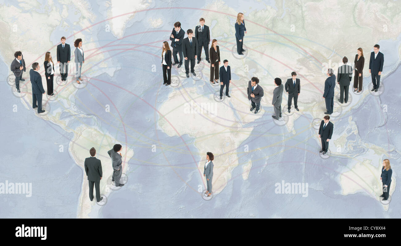 Große Gruppe von Geschäftsleuten stehen auf der Weltkarte Stockfoto