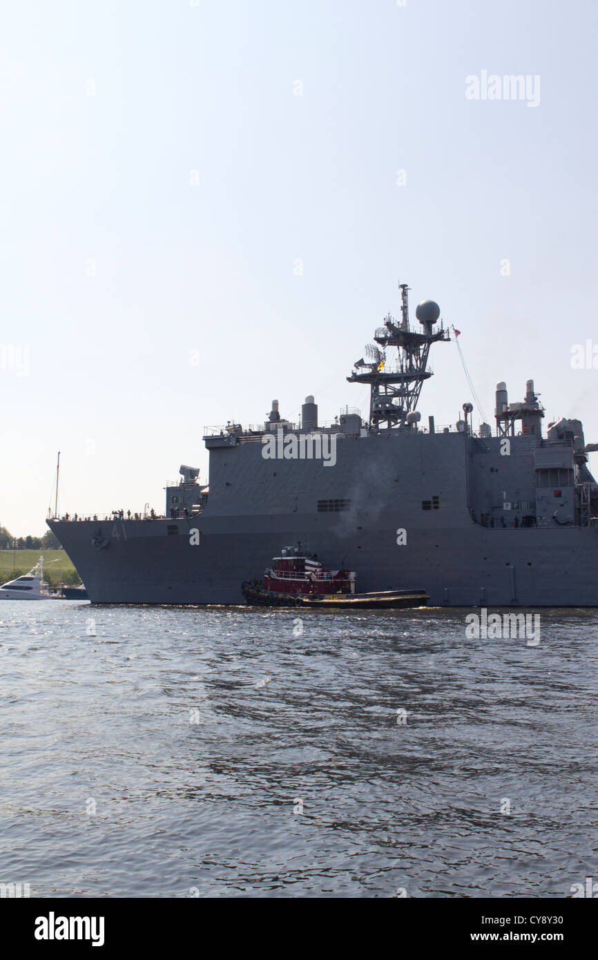 USS WHIDBEY ISLAND (LSD 41) Abfahrt Baltomores Innenhafens Baltimore Navy Week 2010 Stockfoto