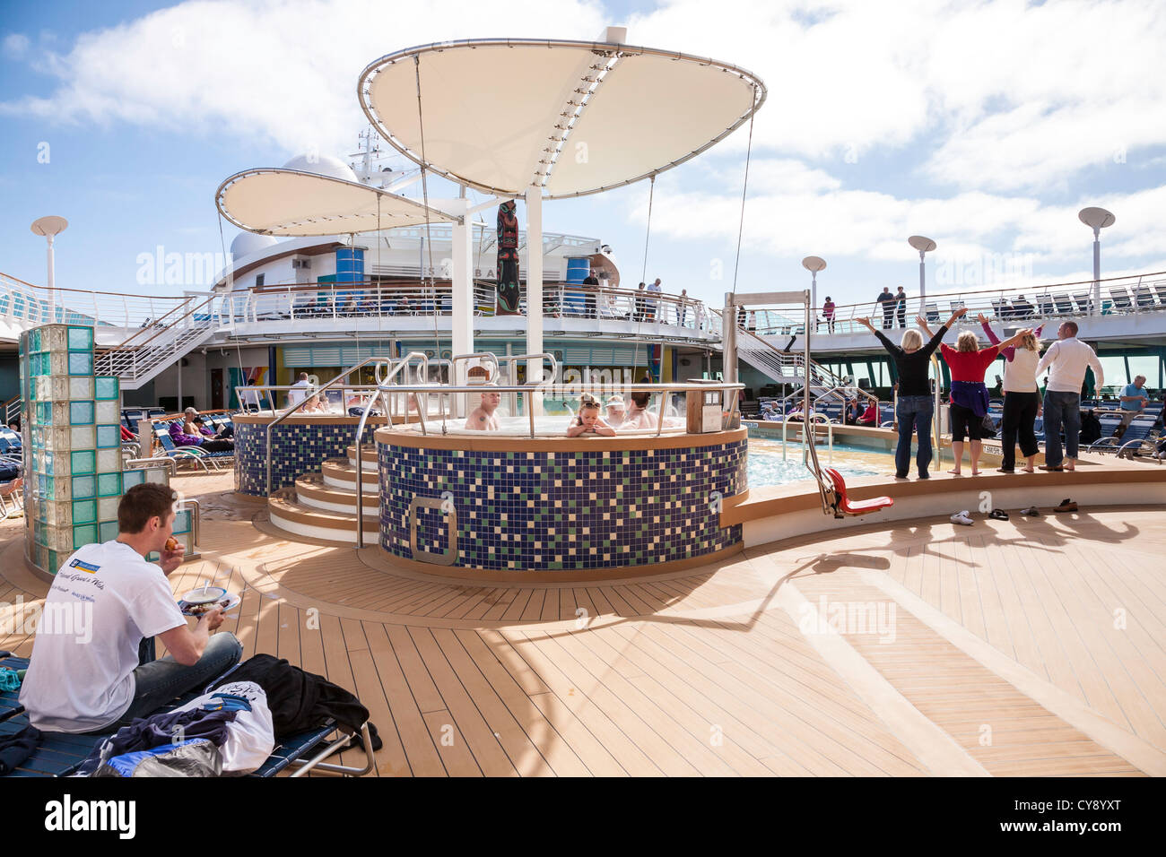 Aktivität auf Kreuzfahrtschiff rund um Pool Stockfoto
