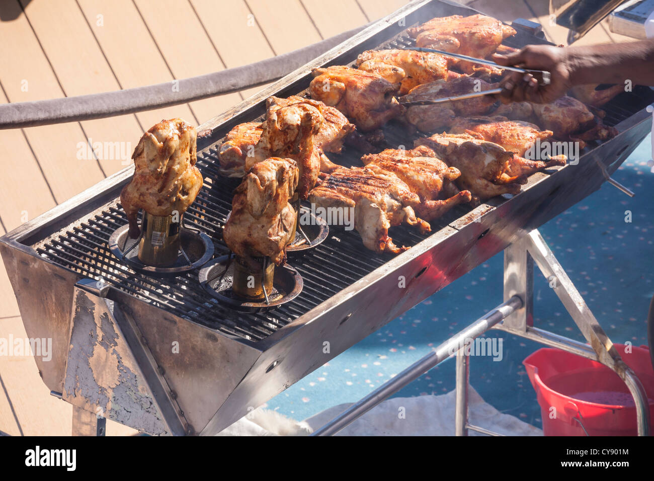 Grillen am Pool auf Kreuzfahrtschiff Stockfoto