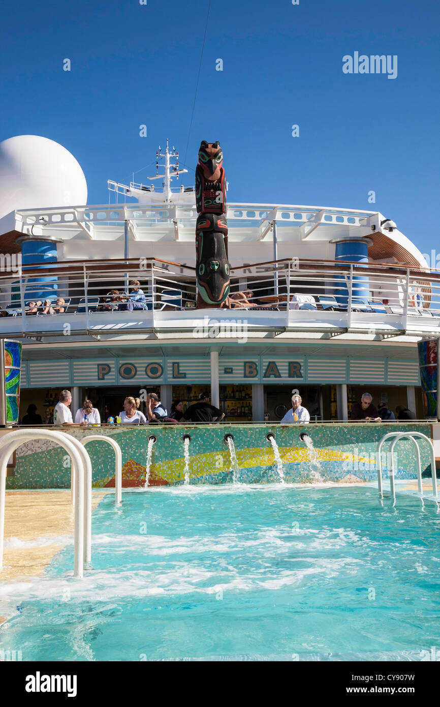 Aktivität auf Kreuzfahrtschiff rund um Pool Stockfoto