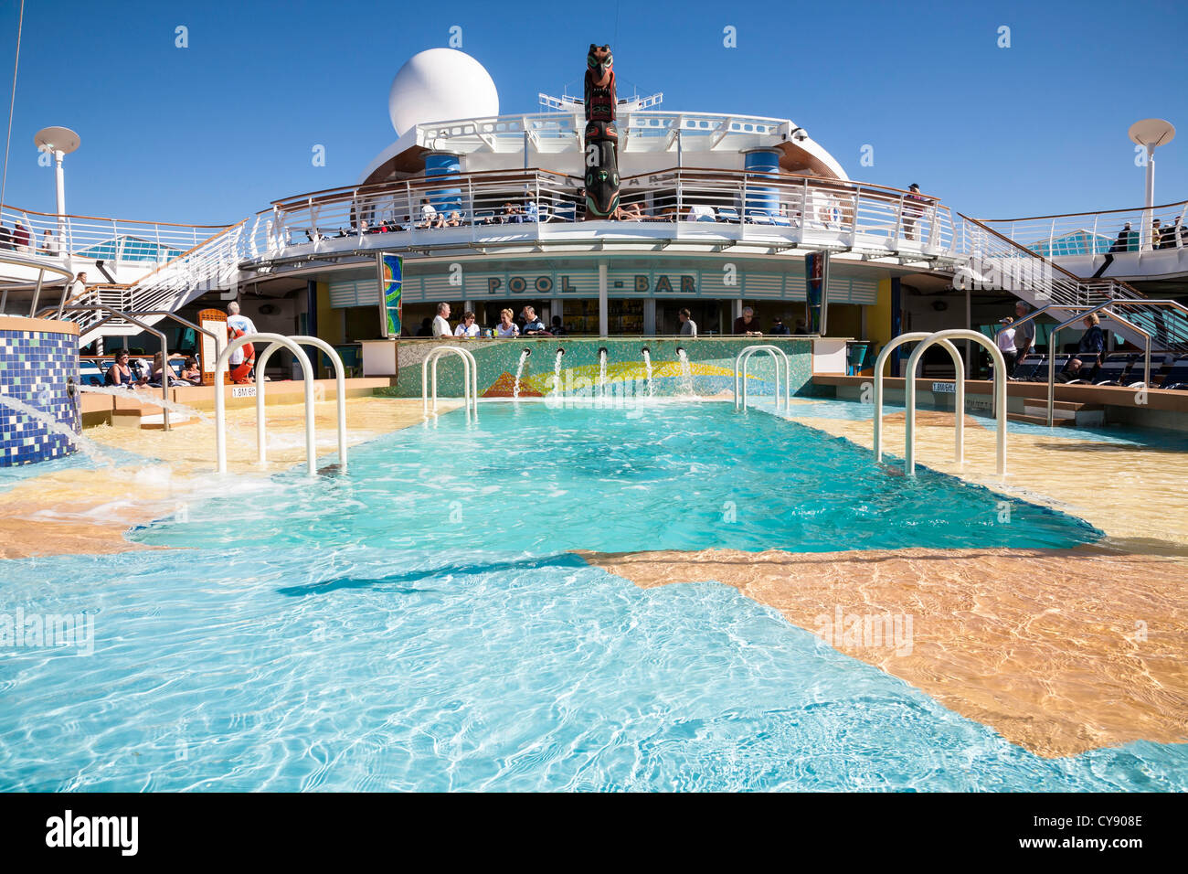 Aktivität auf Kreuzfahrtschiff rund um Pool Stockfoto